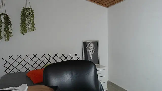 Snapshot of zahira_lenox01 chatting on September 24, 2025, 8:37 pm zahira lenox01 online show from September 24, 2025, 8:37 pm