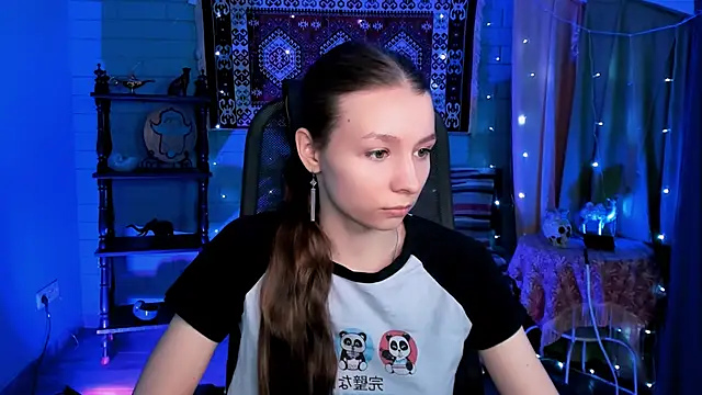 Snapshot of JulieDaniel chatting on February 19, 2026, 4:20 am JulieDaniel online show from February 19, 2026, 4:20 am