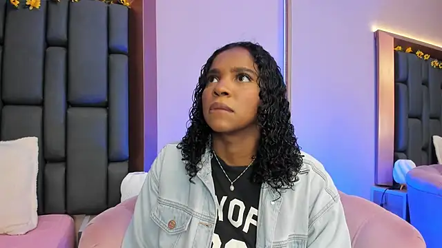 LisaMendez online show from December 2, 2025, 4:03 am