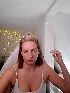 Snapshot of SexyJulia21 chatting on February 28, 2025, 9:15 am SexyJulia21 online show from February 28, 2025, 9:15 am