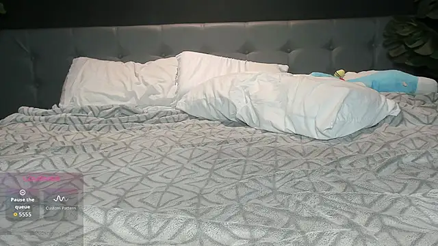 angelacuutie online show from October 19, 2025, 2:36 am