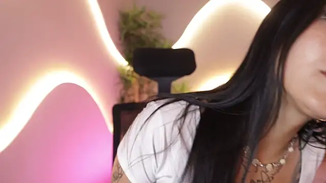 Emma and Issac online show from April 7, 2026, 8:43 pm