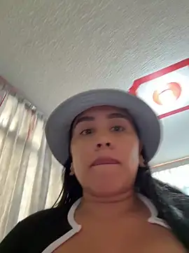 Snapshot of laure_torres chatting on May 13, 2026, 2:46 pm laure torres online show from May 13, 2026, 2:46 pm