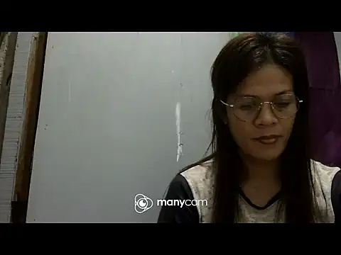 juicycum069 online show from November 28, 2025, 9:15 pm