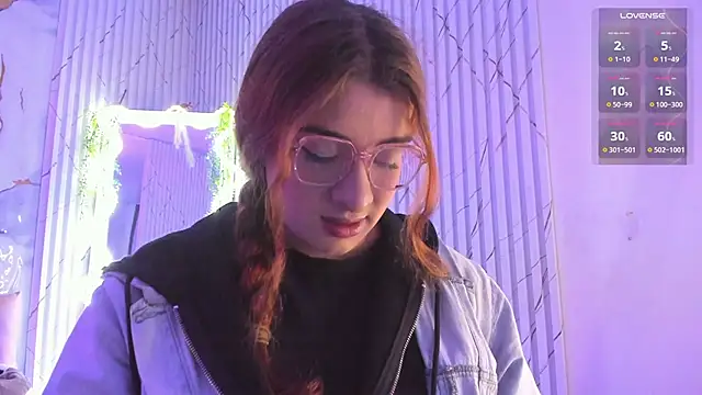 Snapshot of Naomy_tay1 chatting on April 5, 2026, 2:40 am Naomy tay1 online show from April 5, 2026, 2:40 am