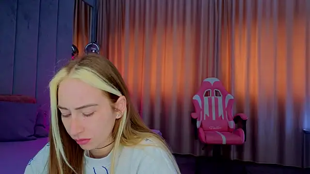 Snapshot of Reina_Cummings chatting on November 6, 2025, 7:23 am Reina Cummings online show from November 6, 2025, 7:23 am