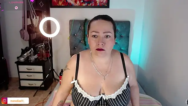 MaraDiaz11 online show from May 19, 2026, 9:00 pm