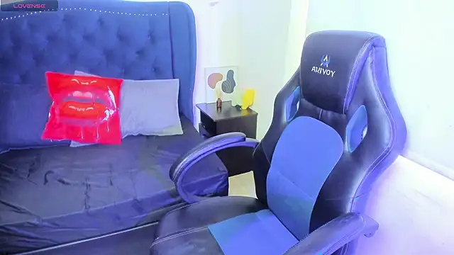 LucyPetit online show from November 21, 2025, 12:48 pm