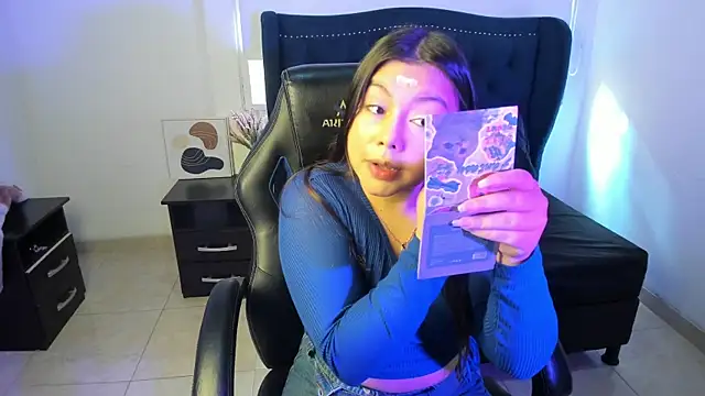 LucyPetit online show from January 9, 2026, 1:29 pm