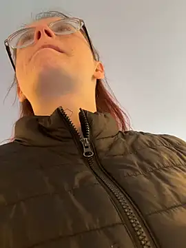 Snapshot of raen001 chatting on September 10, 2025, 8:02 am raen001 online show from September 10, 2025, 8:02 am