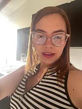 AlissonPeach01 online show from September 18, 2025, 1:25 pm