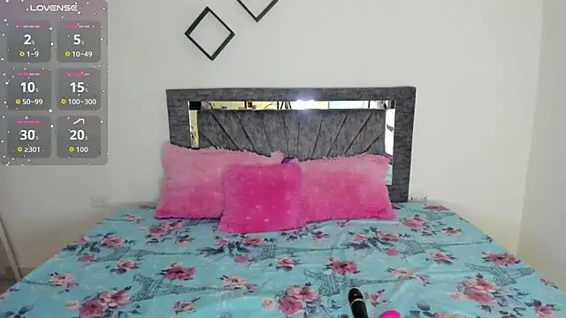 Laurasofia01 online show from November 16, 2025, 1:38 pm