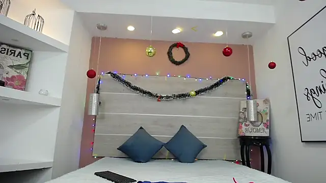 Snapshot of AlexandraCambell chatting on December 15, 2025, 11:38 am AlexandraCambell online show from December 15, 2025, 11:38 am