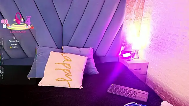 angel  red  online show from September 30, 2025, 3:12 am