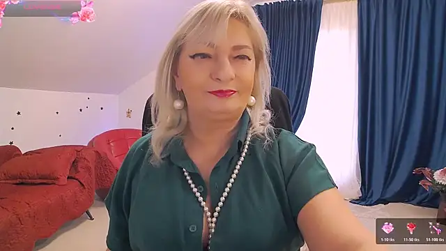 Snapshot of HypnotikCate chatting on December 2, 2025, 1:35 pm HypnotikCate online show from December 2, 2025, 1:35 pm