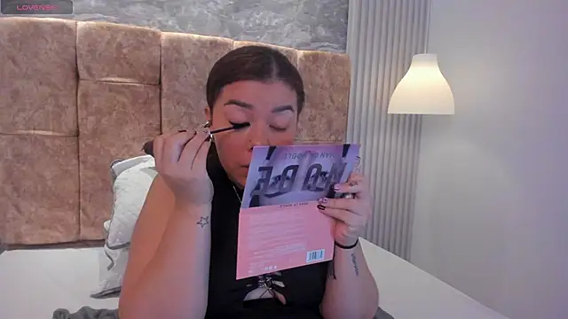 leilapons online show from November 11, 2025, 10:04 pm