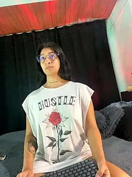 Snapshot of EVAH_LEE_ chatting on October 23, 2025, 1:26 am EVAH LEE online show from October 23, 2025, 1:26 am