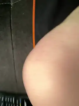 Snapshot of NovaTau chatting on April 3, 2026, 9:49 am NovaTau online show from April 3, 2026, 9:49 am