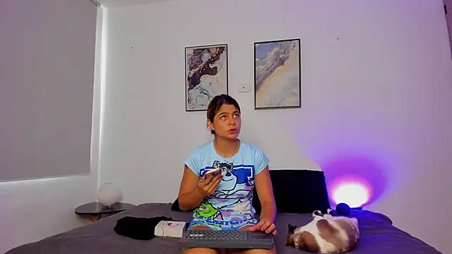 MiaCoopper online show from November 7, 2025, 2:43 pm