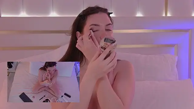 Snapshot of MeganStrain chatting on September 30, 2025, 3:45 am MeganStrain online show from September 30, 2025, 3:45 am