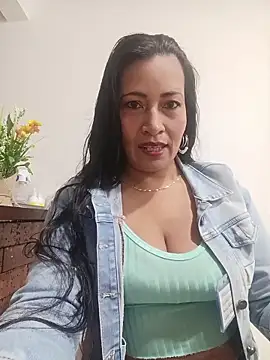 Snapshot of PAULA20- chatting on September 27, 2025, 1:06 pm PAULA20- online show from September 27, 2025, 1:06 pm