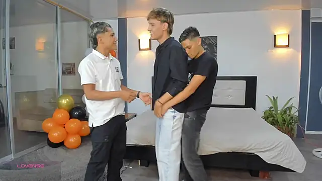 Bisexlifehot   online show from November 21, 2025, 11:04 pm