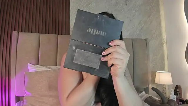  Cris Spicy  online show from April 12, 2026, 6:11 pm