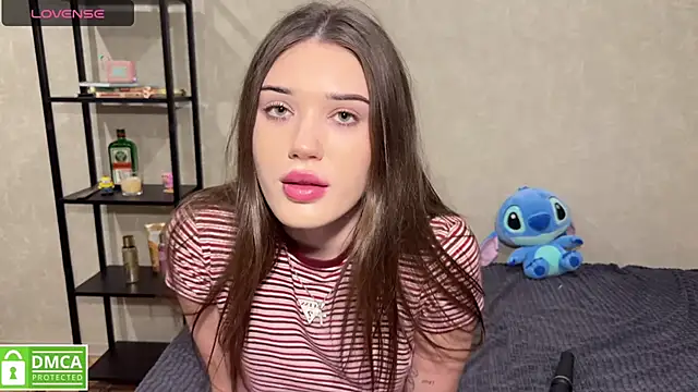 MollyBaby online show from October 28, 2025, 4:06 pm