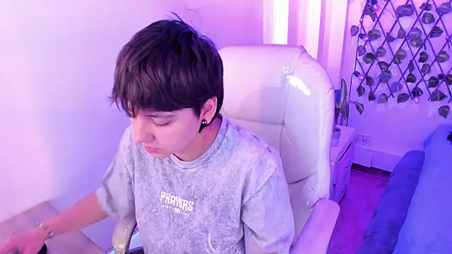 Nathaly ds online show from April 7, 2026, 8:32 pm