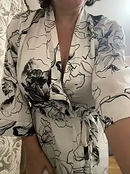 Snapshot of Kiravix chatting on November 27, 2025, 8:20 pm Kiravix online show from November 27, 2025, 8:20 pm