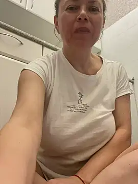 Snapshot of Kiravix chatting on April 6, 2026, 7:48 pm Kiravix online show from April 6, 2026, 7:48 pm