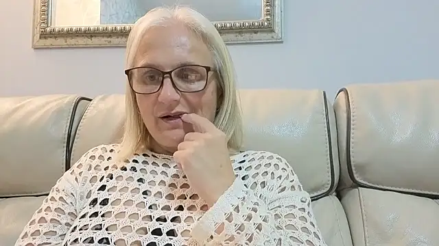 Snapshot of Velvet-Secrets chatting on September 20, 2025, 9:42 pm Velvet-Secrets online show from September 20, 2025, 9:42 pm