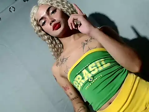 Snapshot of hugecockbabe chatting on March 4, 2026, 5:53 pm hugecockbabe online show from March 4, 2026, 5:53 pm