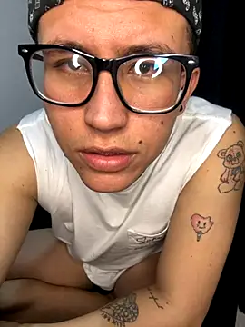 Snapshot of Kurtxxx22 chatting on November 7, 2025, 5:12 am Kurtxxx22 online show from November 7, 2025, 5:12 am