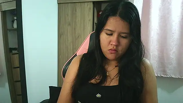 Snapshot of Oliviawatson1 chatting on December 4, 2025, 1:10 pm Oliviawatson1 online show from December 4, 2025, 1:10 pm