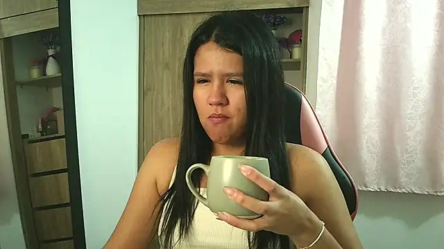 Oliviawatson1 online show from November 19, 2025, 12:49 pm