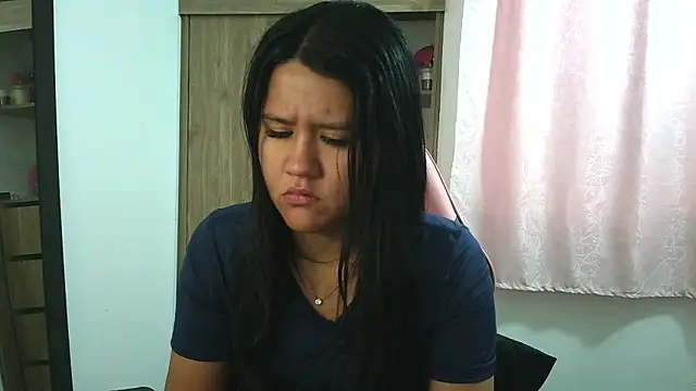 Oliviawatson1 online show from November 3, 2025, 1:15 pm