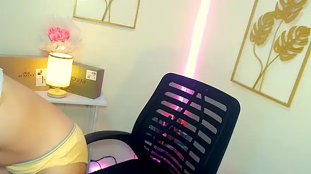 xPrecuioseChesca online show from October 1, 2025, 12:49 am