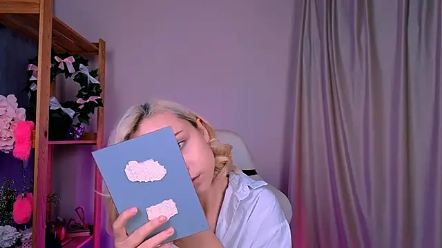 Charlotte Colinss online show from September 30, 2025, 4:29 am