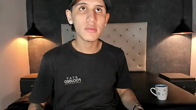 Snapshot of _realwav chatting on December 16, 2025, 8:40 am realwav online show from December 16, 2025, 8:40 am