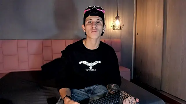 Snapshot of _realwav chatting on November 20, 2025, 5:02 pm realwav online show from November 20, 2025, 5:02 pm