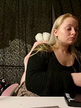 Snapshot of EmilyAngelUK chatting on December 5, 2025, 1:49 am EmilyAngelUK online show from December 5, 2025, 1:49 am