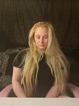 Snapshot of EmilyAngelUK chatting on December 19, 2025, 11:29 pm EmilyAngelUK online show from December 19, 2025, 11:29 pm