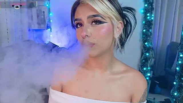 Snapshot of blue_kitten chatting on December 18, 2025, 5:01 am blue kitten online show from December 18, 2025, 5:01 am