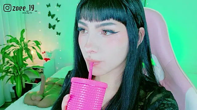 cuteezoe online show from May 15, 2026, 2:53 am