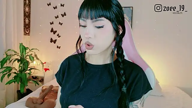 cuteezoe online show from May 18, 2026, 4:29 am