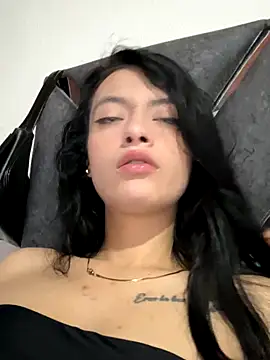 LiaCollings online show from December 14, 2025, 1:49 pm