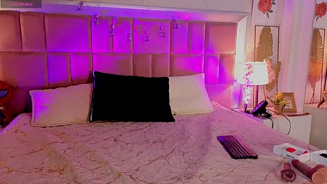 Snapshot of AlanaOdison chatting on April 15, 2026, 7:40 pm AlanaOdison online show from April 15, 2026, 7:40 pm