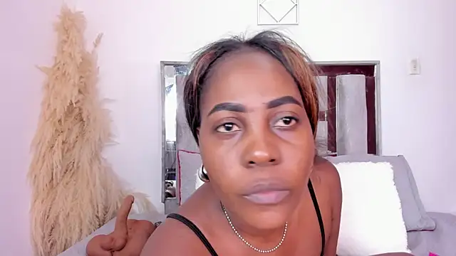 Emilly roaa online show from November 21, 2025, 8:41 pm