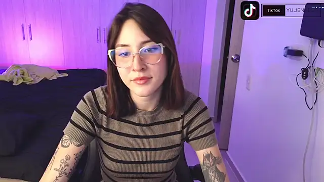 Yulienneg online show from November 9, 2025, 1:31 am